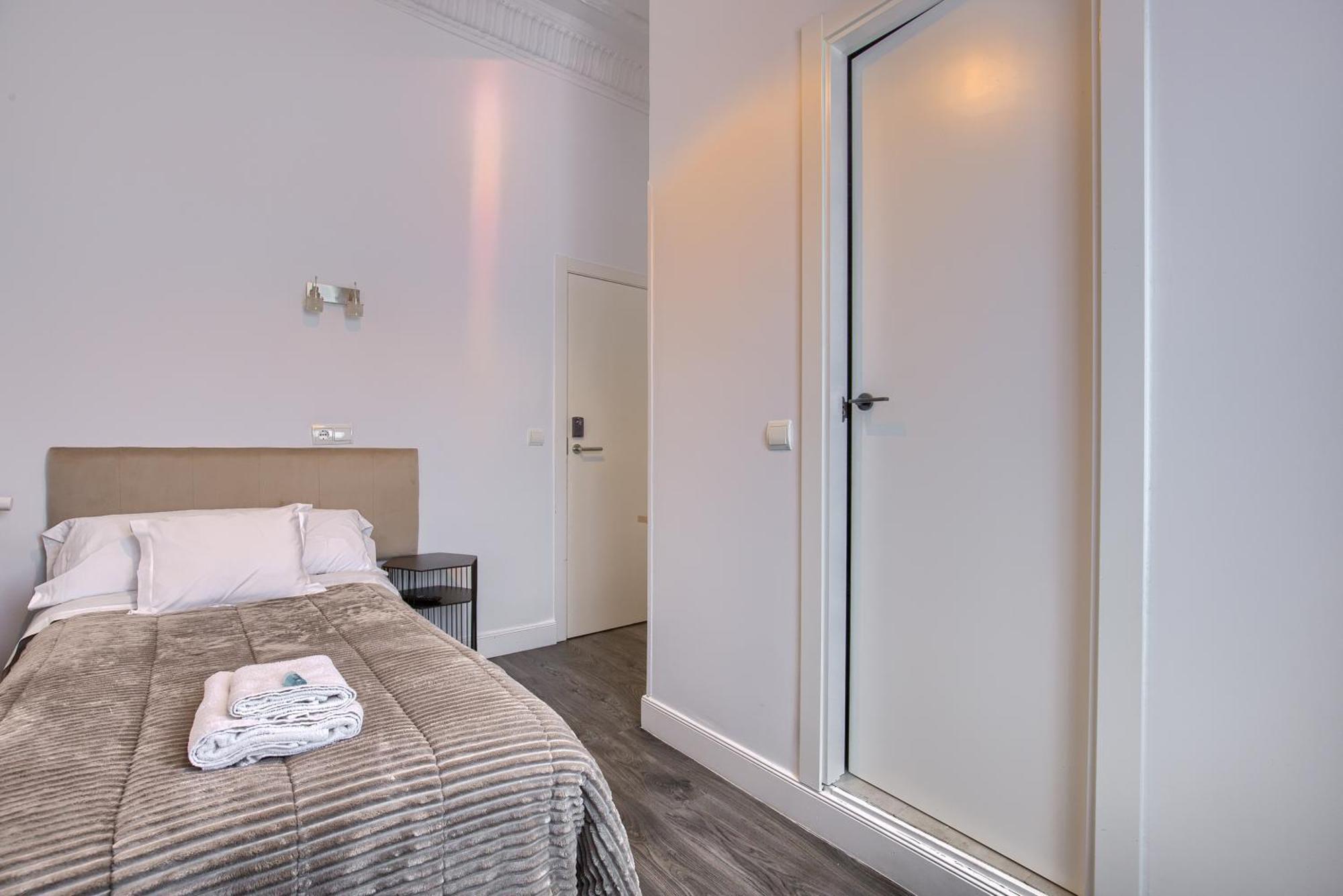 Hostal Besaya Madrid Exterior foto
