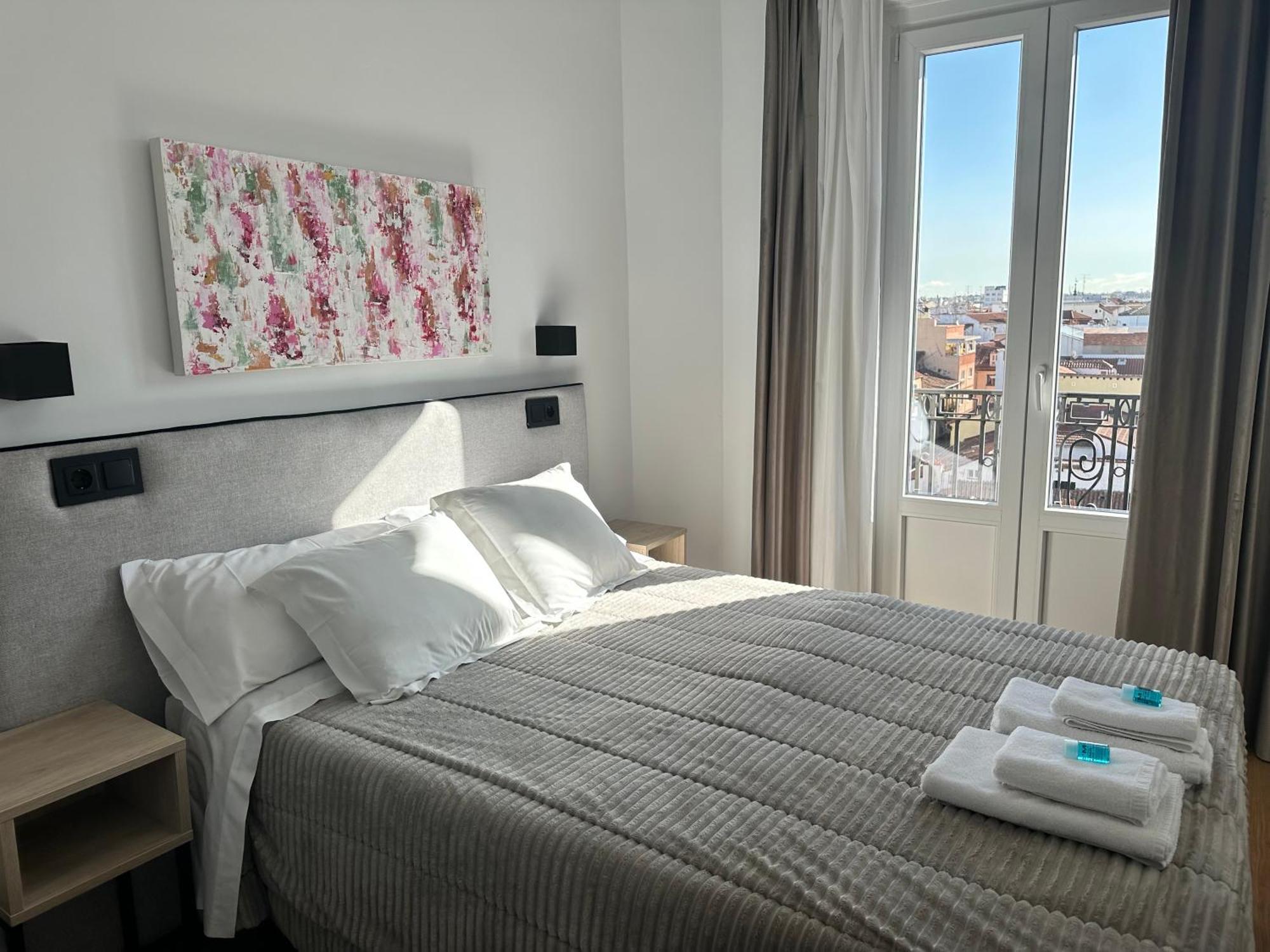 Hostal Besaya Madrid Exterior foto