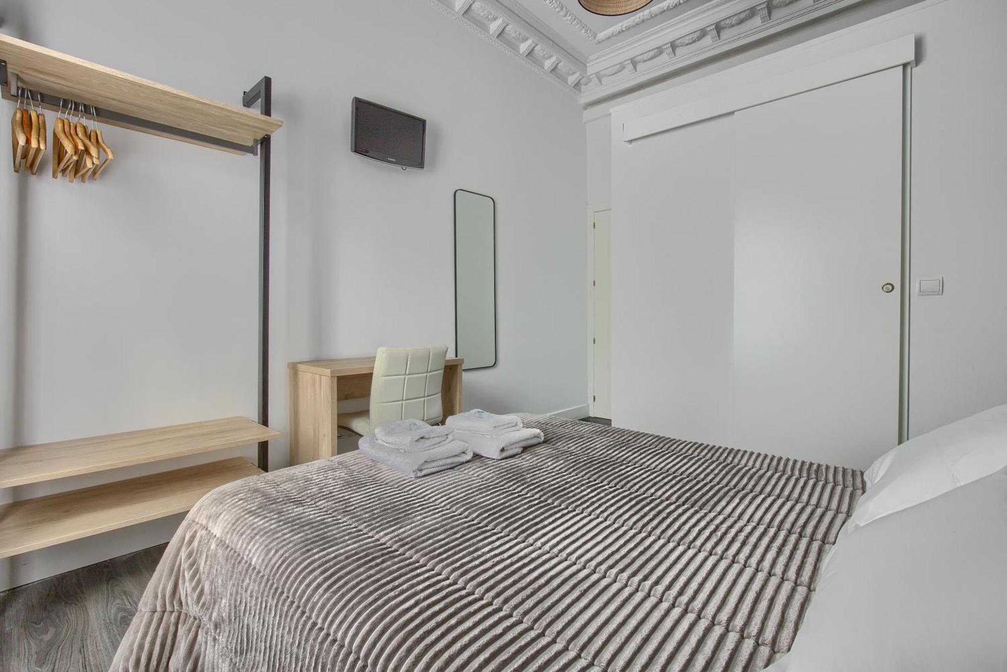 Hostal Besaya Madrid Exterior foto