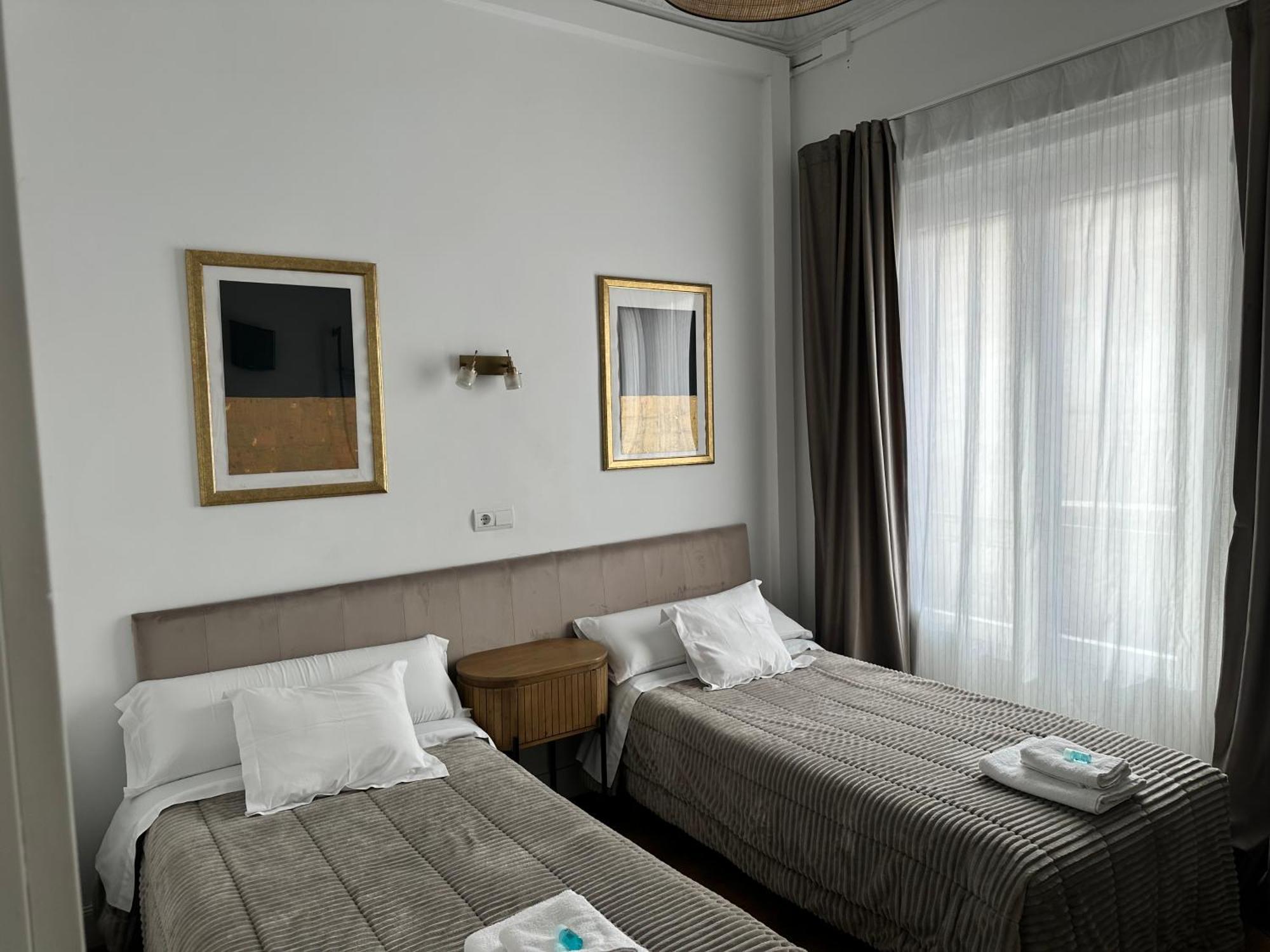 Hostal Besaya Madrid Exterior foto