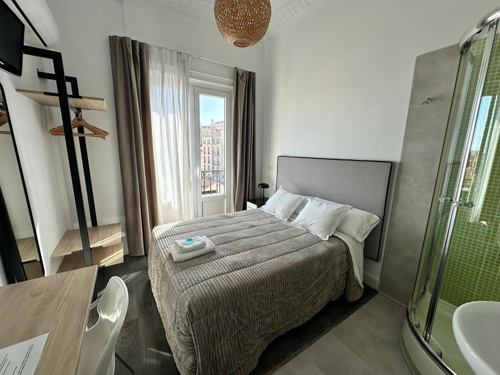 Hostal Besaya Madrid Exterior foto