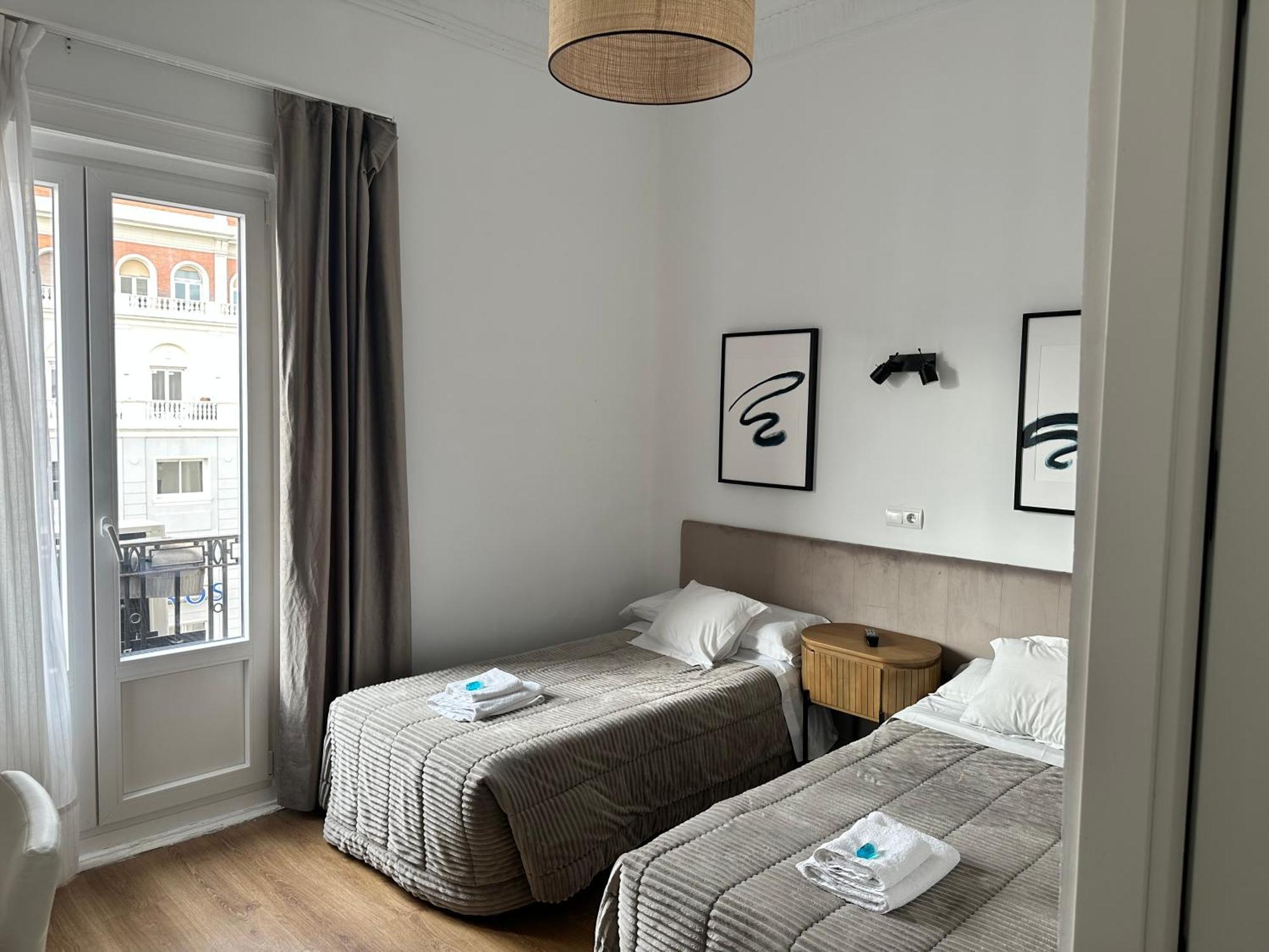 Hostal Besaya Madrid Exterior foto