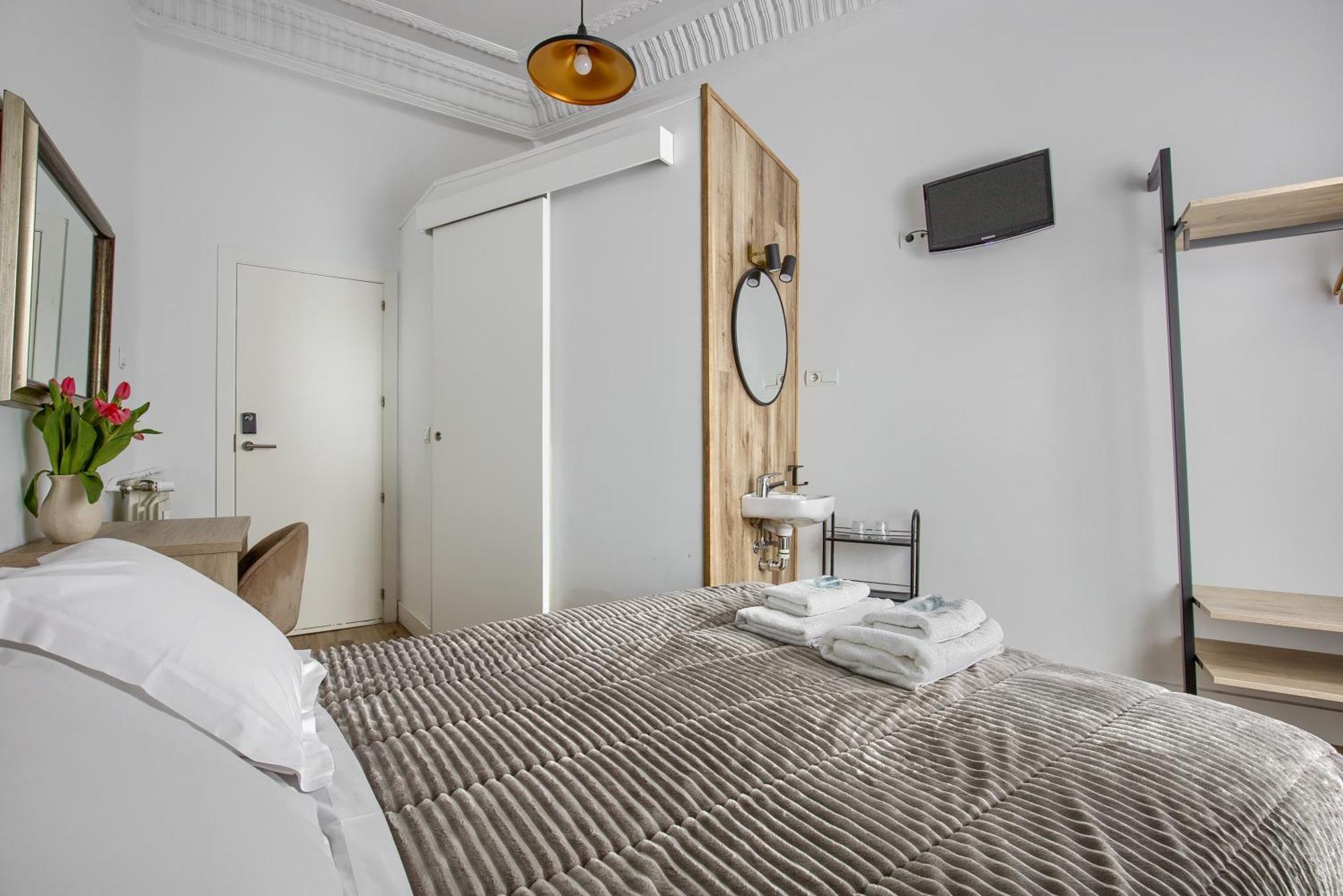 Hostal Besaya Madrid Exterior foto