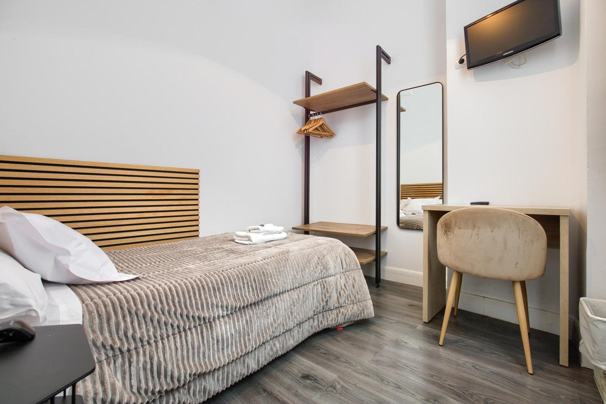 Hostal Besaya Madrid Exterior foto